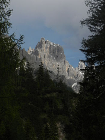 Croda della Pala (m 2960) scendendo verso San Martino di Castrozza (44091 bytes)